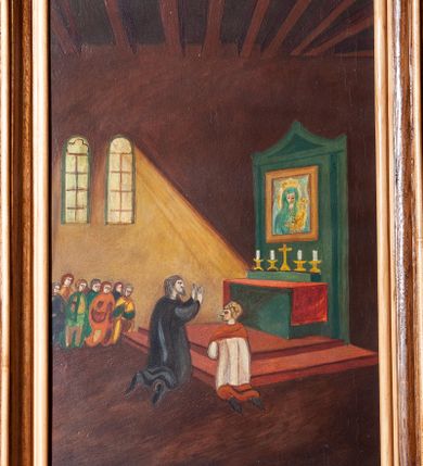 Zdjęcie nr 3: Stalle trójosiowe z baldachimem. Przedpiersie dekorowane profilowanymi pseudo płycinami z krzyżami w polu; zwieńczone profilowanym gzymsem. Zaplecek artykułowany lizenami z kanelurą; w polach obrazy w formie stojących prostokątów o ściętych bokach, umieszczone w profilowanych ramach z malowanymi scenami. Stalla lewa: 1. Ksiądz Jakub Wujek adorujący Matkę Boską Makowską, u góry data: „1591 r[ok]”, u dołu napis „KS[IĄDZ] JAKUB WUJEK PROSI M[ATKĘ] B[OSKĄ] MAKOWSKĄ / O OCALENIE W CZASIE GRASUJĄCEJ ZARAZY”; 2. Poświęcenie obrazu Matki Boskiej Makowskiej, u góry data: „1602 r[ok]”, a u dołu napis: „POŚWIĘCENIE OBRAZU PRZEZ / KARD[YNAŁA] BERNARDA MACIEJOWSKIEGO”; 3. Najazd Szwedów, u góry data: „1657 r[ok], u dołu napis: „NAJAZD SZWEDÓW”. Stalla prawa: 1. Przeniesienie obrazu Matki Boskiej Makowskiej do nowego kościoła, u góry data „1745 r[ok]”, u dołu napis „PRZENIESIENIE OBRAZU / ZE STAREGO DO NOWEGO KOŚCIOŁA”;  2. Dzień maryjny, u góry data: „26.V. 1963 r[ok]”; u dołu napis: „DZIEŃ MARYJNY”; 3. Poświęcenie nowej polichromii, u góry data: „11. XII. 1966 r[ok]”, u dołu napis: „MILLENIUM / POŚWIĘCENIE NOWEJ POLICHROMII”. Baldachim w formie profilowanego gzymsu, wsparty na czterech wolutowo skręconych konsolach, zwieńczony ośmiobocznym obrazem z gołębicą Ducha Świętego (stalla lewa), rybą (stalla prawa); ujętym geometrycznym ornamentem. W podniebiu ośmioboczne kasetony mieszczące malowane znaki parafii. W stalli lewej: parafii Maków, inicjały „x. Fr Dź” oraz wsi Juszczyn. W stali prawej: wsi Żarnówka, wsi Biała oraz wsi Grzechynia.