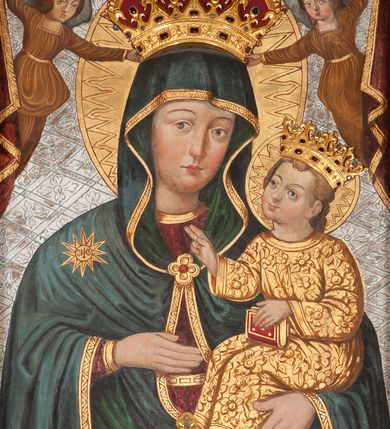 Zdjęcie nr 19: Ołtarz przyścienny, architektoniczny, jednoosiowy, jednokondygnacyjny ze zwieńczeniem. Mensa marmurowa, prostopadłościenna, brzegiem profilowana. Antepedium podzielone na trzy pola za pomocą wolutowych konsoli dekorowanych po bokach akantem, dźwigających imposty z płyciną i gwiazdą. W skrajnych osiach analogiczne konsole, ustawione ukośnie względem struktury mensy. W polu środkowym o metalowym froncie odlewany medalion z monogramem IHS ujętym w wieniec. W polach bocznych odlewane, złocone motywy kwiatowe. 

Nastawa ołtarzowa na wysokim, podwójnym cokole, ujęta ustawionymi naprzemiennie pod kątem dwiema parami filarów opiętych pilastrami oraz dwiema parami kolumn. Podpory o kapitelach kompozytowych. Kolumny wewnętrzne stoją na cokołach, a zewnętrzne podtrzymywane są przez konsole. Filary dźwigają wyłamane w ich partii belkowanie, przerwane nad polem środkowym z silnie wystającym, profilowanym gzymsem, kolumny zaś unoszą imposty. Na osi kolumn skrajnych przerwany wolutowy przyczółek  z pełnoplastycznymi, figurami siedzących aniołów. Na osi kolumn wewnętrznych figury  stojących świętych biskupów, po prawej św. Stanisław, a po lewej św. Wojciech. W polu ołtarza nisza w kształcie stojącego prostokąta zamkniętego łukiem półkolistym nadwieszonym, ujęta złoconą i profilowaną ramą. Wewnątrz mniejsza prostokątna płycina mieszcząca obraz Matki Boskiej z Dzieciątkiem (Matka Boska Makowska). Zwieńczenie o wklęsło-wypukłych formach ujęte spływami wolutowymi, zamknięte u góry profilowanym gzymsem o falistym zarysie. W polu obraz Przemienienia Pańskiego o kształcie stojącego prostokąta zamkniętego łukiem wklęsło-wypukłym, o ściętych dolnych narożach i lekko wklęsłych bokach, umieszczony na tle glorii promienistej. Powyżej, na osi srebrzona gołębica Ducha Świętego. Cokoły dekorowane płycinami ze stylizowanym, wolutowo skręconym akantem. Trzony pilastrów nałożoną, złoconą dekoracją utworzoną w winorośli. Fryz zdobiony kwadratowymi płycinami z rozetami. Struktura polichromowana na kolor jasnobeżowy z elementami zieleni; ornamentyka oraz detal architektoniczny złocone.