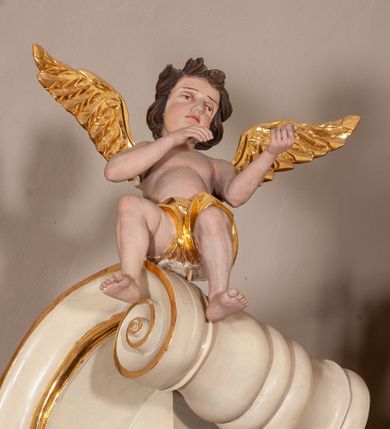 Zdjęcie nr 9: Ołtarz przyścienny, architektoniczny, jednoosiowy, jednokondygnacyjny ze zwieńczeniem. Mensa marmurowa, prostopadłościenna, brzegiem profilowana. Antepedium podzielone na trzy pola za pomocą wolutowych konsoli dekorowanych po bokach akantem, dźwigających imposty z płyciną i gwiazdą. W skrajnych osiach analogiczne konsole, ustawione ukośnie względem struktury mensy. W polu środkowym o metalowym froncie odlewany medalion z monogramem IHS ujętym w wieniec. W polach bocznych odlewane, złocone motywy kwiatowe. 

Nastawa ołtarzowa na wysokim, podwójnym cokole, ujęta ustawionymi naprzemiennie pod kątem dwiema parami filarów opiętych pilastrami oraz dwiema parami kolumn. Podpory o kapitelach kompozytowych. Kolumny wewnętrzne stoją na cokołach, a zewnętrzne podtrzymywane są przez konsole. Filary dźwigają wyłamane w ich partii belkowanie, przerwane nad polem środkowym z silnie wystającym, profilowanym gzymsem, kolumny zaś unoszą imposty. Na osi kolumn skrajnych przerwany wolutowy przyczółek  z pełnoplastycznymi, figurami siedzących aniołów. Na osi kolumn wewnętrznych figury  stojących świętych biskupów, po prawej św. Stanisław, a po lewej św. Wojciech. W polu ołtarza nisza w kształcie stojącego prostokąta zamkniętego łukiem półkolistym nadwieszonym, ujęta złoconą i profilowaną ramą. Wewnątrz mniejsza prostokątna płycina mieszcząca obraz Matki Boskiej z Dzieciątkiem (Matka Boska Makowska). Zwieńczenie o wklęsło-wypukłych formach ujęte spływami wolutowymi, zamknięte u góry profilowanym gzymsem o falistym zarysie. W polu obraz Przemienienia Pańskiego o kształcie stojącego prostokąta zamkniętego łukiem wklęsło-wypukłym, o ściętych dolnych narożach i lekko wklęsłych bokach, umieszczony na tle glorii promienistej. Powyżej, na osi srebrzona gołębica Ducha Świętego. Cokoły dekorowane płycinami ze stylizowanym, wolutowo skręconym akantem. Trzony pilastrów nałożoną, złoconą dekoracją utworzoną w winorośli. Fryz zdobiony kwadratowymi płycinami z rozetami. Struktura polichromowana na kolor jasnobeżowy z elementami zieleni; ornamentyka oraz detal architektoniczny złocone.