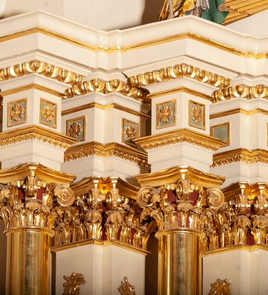 Zdjęcie nr 16: Ołtarz przyścienny, architektoniczny, jednoosiowy, jednokondygnacyjny ze zwieńczeniem. Mensa marmurowa, prostopadłościenna, brzegiem profilowana. Antepedium podzielone na trzy pola za pomocą wolutowych konsoli dekorowanych po bokach akantem, dźwigających imposty z płyciną i gwiazdą. W skrajnych osiach analogiczne konsole, ustawione ukośnie względem struktury mensy. W polu środkowym o metalowym froncie odlewany medalion z monogramem IHS ujętym w wieniec. W polach bocznych odlewane, złocone motywy kwiatowe. 

Nastawa ołtarzowa na wysokim, podwójnym cokole, ujęta ustawionymi naprzemiennie pod kątem dwiema parami filarów opiętych pilastrami oraz dwiema parami kolumn. Podpory o kapitelach kompozytowych. Kolumny wewnętrzne stoją na cokołach, a zewnętrzne podtrzymywane są przez konsole. Filary dźwigają wyłamane w ich partii belkowanie, przerwane nad polem środkowym z silnie wystającym, profilowanym gzymsem, kolumny zaś unoszą imposty. Na osi kolumn skrajnych przerwany wolutowy przyczółek  z pełnoplastycznymi, figurami siedzących aniołów. Na osi kolumn wewnętrznych figury  stojących świętych biskupów, po prawej św. Stanisław, a po lewej św. Wojciech. W polu ołtarza nisza w kształcie stojącego prostokąta zamkniętego łukiem półkolistym nadwieszonym, ujęta złoconą i profilowaną ramą. Wewnątrz mniejsza prostokątna płycina mieszcząca obraz Matki Boskiej z Dzieciątkiem (Matka Boska Makowska). Zwieńczenie o wklęsło-wypukłych formach ujęte spływami wolutowymi, zamknięte u góry profilowanym gzymsem o falistym zarysie. W polu obraz Przemienienia Pańskiego o kształcie stojącego prostokąta zamkniętego łukiem wklęsło-wypukłym, o ściętych dolnych narożach i lekko wklęsłych bokach, umieszczony na tle glorii promienistej. Powyżej, na osi srebrzona gołębica Ducha Świętego. Cokoły dekorowane płycinami ze stylizowanym, wolutowo skręconym akantem. Trzony pilastrów nałożoną, złoconą dekoracją utworzoną w winorośli. Fryz zdobiony kwadratowymi płycinami z rozetami. Struktura polichromowana na kolor jasnobeżowy z elementami zieleni; ornamentyka oraz detal architektoniczny złocone.