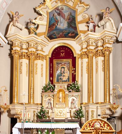 Zdjęcie nr 2: Ołtarz przyścienny, architektoniczny, jednoosiowy, jednokondygnacyjny ze zwieńczeniem. Mensa marmurowa, prostopadłościenna, brzegiem profilowana. Antepedium podzielone na trzy pola za pomocą wolutowych konsoli dekorowanych po bokach akantem, dźwigających imposty z płyciną i gwiazdą. W skrajnych osiach analogiczne konsole, ustawione ukośnie względem struktury mensy. W polu środkowym o metalowym froncie odlewany medalion z monogramem IHS ujętym w wieniec. W polach bocznych odlewane, złocone motywy kwiatowe. 

Nastawa ołtarzowa na wysokim, podwójnym cokole, ujęta ustawionymi naprzemiennie pod kątem dwiema parami filarów opiętych pilastrami oraz dwiema parami kolumn. Podpory o kapitelach kompozytowych. Kolumny wewnętrzne stoją na cokołach, a zewnętrzne podtrzymywane są przez konsole. Filary dźwigają wyłamane w ich partii belkowanie, przerwane nad polem środkowym z silnie wystającym, profilowanym gzymsem, kolumny zaś unoszą imposty. Na osi kolumn skrajnych przerwany wolutowy przyczółek  z pełnoplastycznymi, figurami siedzących aniołów. Na osi kolumn wewnętrznych figury  stojących świętych biskupów, po prawej św. Stanisław, a po lewej św. Wojciech. W polu ołtarza nisza w kształcie stojącego prostokąta zamkniętego łukiem półkolistym nadwieszonym, ujęta złoconą i profilowaną ramą. Wewnątrz mniejsza prostokątna płycina mieszcząca obraz Matki Boskiej z Dzieciątkiem (Matka Boska Makowska). Zwieńczenie o wklęsło-wypukłych formach ujęte spływami wolutowymi, zamknięte u góry profilowanym gzymsem o falistym zarysie. W polu obraz Przemienienia Pańskiego o kształcie stojącego prostokąta zamkniętego łukiem wklęsło-wypukłym, o ściętych dolnych narożach i lekko wklęsłych bokach, umieszczony na tle glorii promienistej. Powyżej, na osi srebrzona gołębica Ducha Świętego. Cokoły dekorowane płycinami ze stylizowanym, wolutowo skręconym akantem. Trzony pilastrów nałożoną, złoconą dekoracją utworzoną w winorośli. Fryz zdobiony kwadratowymi płycinami z rozetami. Struktura polichromowana na kolor jasnobeżowy z elementami zieleni; ornamentyka oraz detal architektoniczny złocone.