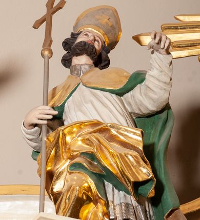 Zdjęcie nr 8: Ołtarz przyścienny, architektoniczny, jednoosiowy, jednokondygnacyjny ze zwieńczeniem. Mensa marmurowa, prostopadłościenna, brzegiem profilowana. Antepedium podzielone na trzy pola za pomocą wolutowych konsoli dekorowanych po bokach akantem, dźwigających imposty z płyciną i gwiazdą. W skrajnych osiach analogiczne konsole, ustawione ukośnie względem struktury mensy. W polu środkowym o metalowym froncie odlewany medalion z monogramem IHS ujętym w wieniec. W polach bocznych odlewane, złocone motywy kwiatowe. 

Nastawa ołtarzowa na wysokim, podwójnym cokole, ujęta ustawionymi naprzemiennie pod kątem dwiema parami filarów opiętych pilastrami oraz dwiema parami kolumn. Podpory o kapitelach kompozytowych. Kolumny wewnętrzne stoją na cokołach, a zewnętrzne podtrzymywane są przez konsole. Filary dźwigają wyłamane w ich partii belkowanie, przerwane nad polem środkowym z silnie wystającym, profilowanym gzymsem, kolumny zaś unoszą imposty. Na osi kolumn skrajnych przerwany wolutowy przyczółek  z pełnoplastycznymi, figurami siedzących aniołów. Na osi kolumn wewnętrznych figury  stojących świętych biskupów, po prawej św. Stanisław, a po lewej św. Wojciech. W polu ołtarza nisza w kształcie stojącego prostokąta zamkniętego łukiem półkolistym nadwieszonym, ujęta złoconą i profilowaną ramą. Wewnątrz mniejsza prostokątna płycina mieszcząca obraz Matki Boskiej z Dzieciątkiem (Matka Boska Makowska). Zwieńczenie o wklęsło-wypukłych formach ujęte spływami wolutowymi, zamknięte u góry profilowanym gzymsem o falistym zarysie. W polu obraz Przemienienia Pańskiego o kształcie stojącego prostokąta zamkniętego łukiem wklęsło-wypukłym, o ściętych dolnych narożach i lekko wklęsłych bokach, umieszczony na tle glorii promienistej. Powyżej, na osi srebrzona gołębica Ducha Świętego. Cokoły dekorowane płycinami ze stylizowanym, wolutowo skręconym akantem. Trzony pilastrów nałożoną, złoconą dekoracją utworzoną w winorośli. Fryz zdobiony kwadratowymi płycinami z rozetami. Struktura polichromowana na kolor jasnobeżowy z elementami zieleni; ornamentyka oraz detal architektoniczny złocone.