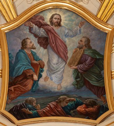 Zdjęcie nr 3: Ołtarz przyścienny, architektoniczny, jednoosiowy, jednokondygnacyjny ze zwieńczeniem. Mensa marmurowa, prostopadłościenna, brzegiem profilowana. Antepedium podzielone na trzy pola za pomocą wolutowych konsoli dekorowanych po bokach akantem, dźwigających imposty z płyciną i gwiazdą. W skrajnych osiach analogiczne konsole, ustawione ukośnie względem struktury mensy. W polu środkowym o metalowym froncie odlewany medalion z monogramem IHS ujętym w wieniec. W polach bocznych odlewane, złocone motywy kwiatowe. 

Nastawa ołtarzowa na wysokim, podwójnym cokole, ujęta ustawionymi naprzemiennie pod kątem dwiema parami filarów opiętych pilastrami oraz dwiema parami kolumn. Podpory o kapitelach kompozytowych. Kolumny wewnętrzne stoją na cokołach, a zewnętrzne podtrzymywane są przez konsole. Filary dźwigają wyłamane w ich partii belkowanie, przerwane nad polem środkowym z silnie wystającym, profilowanym gzymsem, kolumny zaś unoszą imposty. Na osi kolumn skrajnych przerwany wolutowy przyczółek  z pełnoplastycznymi, figurami siedzących aniołów. Na osi kolumn wewnętrznych figury  stojących świętych biskupów, po prawej św. Stanisław, a po lewej św. Wojciech. W polu ołtarza nisza w kształcie stojącego prostokąta zamkniętego łukiem półkolistym nadwieszonym, ujęta złoconą i profilowaną ramą. Wewnątrz mniejsza prostokątna płycina mieszcząca obraz Matki Boskiej z Dzieciątkiem (Matka Boska Makowska). Zwieńczenie o wklęsło-wypukłych formach ujęte spływami wolutowymi, zamknięte u góry profilowanym gzymsem o falistym zarysie. W polu obraz Przemienienia Pańskiego o kształcie stojącego prostokąta zamkniętego łukiem wklęsło-wypukłym, o ściętych dolnych narożach i lekko wklęsłych bokach, umieszczony na tle glorii promienistej. Powyżej, na osi srebrzona gołębica Ducha Świętego. Cokoły dekorowane płycinami ze stylizowanym, wolutowo skręconym akantem. Trzony pilastrów nałożoną, złoconą dekoracją utworzoną w winorośli. Fryz zdobiony kwadratowymi płycinami z rozetami. Struktura polichromowana na kolor jasnobeżowy z elementami zieleni; ornamentyka oraz detal architektoniczny złocone.