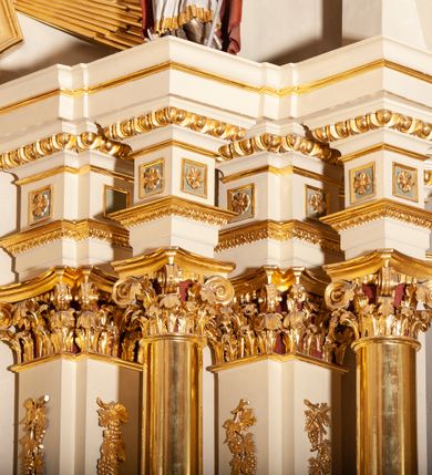 Zdjęcie nr 15: Ołtarz przyścienny, architektoniczny, jednoosiowy, jednokondygnacyjny ze zwieńczeniem. Mensa marmurowa, prostopadłościenna, brzegiem profilowana. Antepedium podzielone na trzy pola za pomocą wolutowych konsoli dekorowanych po bokach akantem, dźwigających imposty z płyciną i gwiazdą. W skrajnych osiach analogiczne konsole, ustawione ukośnie względem struktury mensy. W polu środkowym o metalowym froncie odlewany medalion z monogramem IHS ujętym w wieniec. W polach bocznych odlewane, złocone motywy kwiatowe. 

Nastawa ołtarzowa na wysokim, podwójnym cokole, ujęta ustawionymi naprzemiennie pod kątem dwiema parami filarów opiętych pilastrami oraz dwiema parami kolumn. Podpory o kapitelach kompozytowych. Kolumny wewnętrzne stoją na cokołach, a zewnętrzne podtrzymywane są przez konsole. Filary dźwigają wyłamane w ich partii belkowanie, przerwane nad polem środkowym z silnie wystającym, profilowanym gzymsem, kolumny zaś unoszą imposty. Na osi kolumn skrajnych przerwany wolutowy przyczółek  z pełnoplastycznymi, figurami siedzących aniołów. Na osi kolumn wewnętrznych figury  stojących świętych biskupów, po prawej św. Stanisław, a po lewej św. Wojciech. W polu ołtarza nisza w kształcie stojącego prostokąta zamkniętego łukiem półkolistym nadwieszonym, ujęta złoconą i profilowaną ramą. Wewnątrz mniejsza prostokątna płycina mieszcząca obraz Matki Boskiej z Dzieciątkiem (Matka Boska Makowska). Zwieńczenie o wklęsło-wypukłych formach ujęte spływami wolutowymi, zamknięte u góry profilowanym gzymsem o falistym zarysie. W polu obraz Przemienienia Pańskiego o kształcie stojącego prostokąta zamkniętego łukiem wklęsło-wypukłym, o ściętych dolnych narożach i lekko wklęsłych bokach, umieszczony na tle glorii promienistej. Powyżej, na osi srebrzona gołębica Ducha Świętego. Cokoły dekorowane płycinami ze stylizowanym, wolutowo skręconym akantem. Trzony pilastrów nałożoną, złoconą dekoracją utworzoną w winorośli. Fryz zdobiony kwadratowymi płycinami z rozetami. Struktura polichromowana na kolor jasnobeżowy z elementami zieleni; ornamentyka oraz detal architektoniczny złocone.