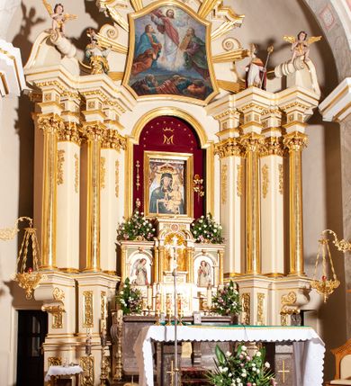 Zdjęcie nr 12: Ołtarz przyścienny, architektoniczny, jednoosiowy, jednokondygnacyjny ze zwieńczeniem. Mensa marmurowa, prostopadłościenna, brzegiem profilowana. Antepedium podzielone na trzy pola za pomocą wolutowych konsoli dekorowanych po bokach akantem, dźwigających imposty z płyciną i gwiazdą. W skrajnych osiach analogiczne konsole, ustawione ukośnie względem struktury mensy. W polu środkowym o metalowym froncie odlewany medalion z monogramem IHS ujętym w wieniec. W polach bocznych odlewane, złocone motywy kwiatowe. 

Nastawa ołtarzowa na wysokim, podwójnym cokole, ujęta ustawionymi naprzemiennie pod kątem dwiema parami filarów opiętych pilastrami oraz dwiema parami kolumn. Podpory o kapitelach kompozytowych. Kolumny wewnętrzne stoją na cokołach, a zewnętrzne podtrzymywane są przez konsole. Filary dźwigają wyłamane w ich partii belkowanie, przerwane nad polem środkowym z silnie wystającym, profilowanym gzymsem, kolumny zaś unoszą imposty. Na osi kolumn skrajnych przerwany wolutowy przyczółek  z pełnoplastycznymi, figurami siedzących aniołów. Na osi kolumn wewnętrznych figury  stojących świętych biskupów, po prawej św. Stanisław, a po lewej św. Wojciech. W polu ołtarza nisza w kształcie stojącego prostokąta zamkniętego łukiem półkolistym nadwieszonym, ujęta złoconą i profilowaną ramą. Wewnątrz mniejsza prostokątna płycina mieszcząca obraz Matki Boskiej z Dzieciątkiem (Matka Boska Makowska). Zwieńczenie o wklęsło-wypukłych formach ujęte spływami wolutowymi, zamknięte u góry profilowanym gzymsem o falistym zarysie. W polu obraz Przemienienia Pańskiego o kształcie stojącego prostokąta zamkniętego łukiem wklęsło-wypukłym, o ściętych dolnych narożach i lekko wklęsłych bokach, umieszczony na tle glorii promienistej. Powyżej, na osi srebrzona gołębica Ducha Świętego. Cokoły dekorowane płycinami ze stylizowanym, wolutowo skręconym akantem. Trzony pilastrów nałożoną, złoconą dekoracją utworzoną w winorośli. Fryz zdobiony kwadratowymi płycinami z rozetami. Struktura polichromowana na kolor jasnobeżowy z elementami zieleni; ornamentyka oraz detal architektoniczny złocone.