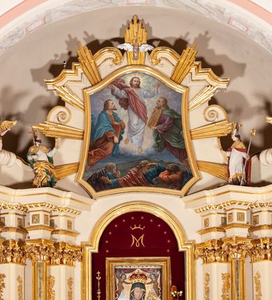 Zdjęcie nr 18: Ołtarz przyścienny, architektoniczny, jednoosiowy, jednokondygnacyjny ze zwieńczeniem. Mensa marmurowa, prostopadłościenna, brzegiem profilowana. Antepedium podzielone na trzy pola za pomocą wolutowych konsoli dekorowanych po bokach akantem, dźwigających imposty z płyciną i gwiazdą. W skrajnych osiach analogiczne konsole, ustawione ukośnie względem struktury mensy. W polu środkowym o metalowym froncie odlewany medalion z monogramem IHS ujętym w wieniec. W polach bocznych odlewane, złocone motywy kwiatowe. 

Nastawa ołtarzowa na wysokim, podwójnym cokole, ujęta ustawionymi naprzemiennie pod kątem dwiema parami filarów opiętych pilastrami oraz dwiema parami kolumn. Podpory o kapitelach kompozytowych. Kolumny wewnętrzne stoją na cokołach, a zewnętrzne podtrzymywane są przez konsole. Filary dźwigają wyłamane w ich partii belkowanie, przerwane nad polem środkowym z silnie wystającym, profilowanym gzymsem, kolumny zaś unoszą imposty. Na osi kolumn skrajnych przerwany wolutowy przyczółek  z pełnoplastycznymi, figurami siedzących aniołów. Na osi kolumn wewnętrznych figury  stojących świętych biskupów, po prawej św. Stanisław, a po lewej św. Wojciech. W polu ołtarza nisza w kształcie stojącego prostokąta zamkniętego łukiem półkolistym nadwieszonym, ujęta złoconą i profilowaną ramą. Wewnątrz mniejsza prostokątna płycina mieszcząca obraz Matki Boskiej z Dzieciątkiem (Matka Boska Makowska). Zwieńczenie o wklęsło-wypukłych formach ujęte spływami wolutowymi, zamknięte u góry profilowanym gzymsem o falistym zarysie. W polu obraz Przemienienia Pańskiego o kształcie stojącego prostokąta zamkniętego łukiem wklęsło-wypukłym, o ściętych dolnych narożach i lekko wklęsłych bokach, umieszczony na tle glorii promienistej. Powyżej, na osi srebrzona gołębica Ducha Świętego. Cokoły dekorowane płycinami ze stylizowanym, wolutowo skręconym akantem. Trzony pilastrów nałożoną, złoconą dekoracją utworzoną w winorośli. Fryz zdobiony kwadratowymi płycinami z rozetami. Struktura polichromowana na kolor jasnobeżowy z elementami zieleni; ornamentyka oraz detal architektoniczny złocone.