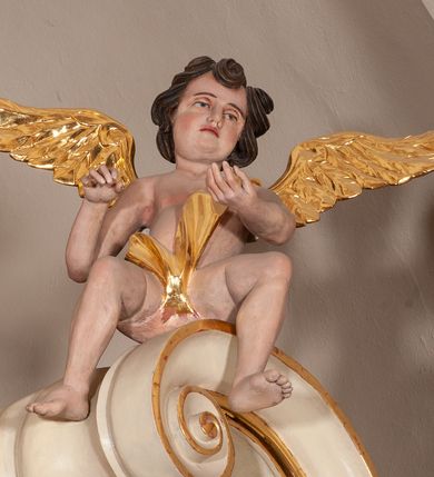 Zdjęcie nr 11: Ołtarz przyścienny, architektoniczny, jednoosiowy, jednokondygnacyjny ze zwieńczeniem. Mensa marmurowa, prostopadłościenna, brzegiem profilowana. Antepedium podzielone na trzy pola za pomocą wolutowych konsoli dekorowanych po bokach akantem, dźwigających imposty z płyciną i gwiazdą. W skrajnych osiach analogiczne konsole, ustawione ukośnie względem struktury mensy. W polu środkowym o metalowym froncie odlewany medalion z monogramem IHS ujętym w wieniec. W polach bocznych odlewane, złocone motywy kwiatowe. 

Nastawa ołtarzowa na wysokim, podwójnym cokole, ujęta ustawionymi naprzemiennie pod kątem dwiema parami filarów opiętych pilastrami oraz dwiema parami kolumn. Podpory o kapitelach kompozytowych. Kolumny wewnętrzne stoją na cokołach, a zewnętrzne podtrzymywane są przez konsole. Filary dźwigają wyłamane w ich partii belkowanie, przerwane nad polem środkowym z silnie wystającym, profilowanym gzymsem, kolumny zaś unoszą imposty. Na osi kolumn skrajnych przerwany wolutowy przyczółek  z pełnoplastycznymi, figurami siedzących aniołów. Na osi kolumn wewnętrznych figury  stojących świętych biskupów, po prawej św. Stanisław, a po lewej św. Wojciech. W polu ołtarza nisza w kształcie stojącego prostokąta zamkniętego łukiem półkolistym nadwieszonym, ujęta złoconą i profilowaną ramą. Wewnątrz mniejsza prostokątna płycina mieszcząca obraz Matki Boskiej z Dzieciątkiem (Matka Boska Makowska). Zwieńczenie o wklęsło-wypukłych formach ujęte spływami wolutowymi, zamknięte u góry profilowanym gzymsem o falistym zarysie. W polu obraz Przemienienia Pańskiego o kształcie stojącego prostokąta zamkniętego łukiem wklęsło-wypukłym, o ściętych dolnych narożach i lekko wklęsłych bokach, umieszczony na tle glorii promienistej. Powyżej, na osi srebrzona gołębica Ducha Świętego. Cokoły dekorowane płycinami ze stylizowanym, wolutowo skręconym akantem. Trzony pilastrów nałożoną, złoconą dekoracją utworzoną w winorośli. Fryz zdobiony kwadratowymi płycinami z rozetami. Struktura polichromowana na kolor jasnobeżowy z elementami zieleni; ornamentyka oraz detal architektoniczny złocone.