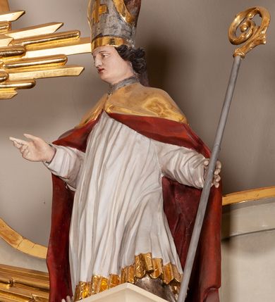 Zdjęcie nr 5: Ołtarz przyścienny, architektoniczny, jednoosiowy, jednokondygnacyjny ze zwieńczeniem. Mensa marmurowa, prostopadłościenna, brzegiem profilowana. Antepedium podzielone na trzy pola za pomocą wolutowych konsoli dekorowanych po bokach akantem, dźwigających imposty z płyciną i gwiazdą. W skrajnych osiach analogiczne konsole, ustawione ukośnie względem struktury mensy. W polu środkowym o metalowym froncie odlewany medalion z monogramem IHS ujętym w wieniec. W polach bocznych odlewane, złocone motywy kwiatowe. 

Nastawa ołtarzowa na wysokim, podwójnym cokole, ujęta ustawionymi naprzemiennie pod kątem dwiema parami filarów opiętych pilastrami oraz dwiema parami kolumn. Podpory o kapitelach kompozytowych. Kolumny wewnętrzne stoją na cokołach, a zewnętrzne podtrzymywane są przez konsole. Filary dźwigają wyłamane w ich partii belkowanie, przerwane nad polem środkowym z silnie wystającym, profilowanym gzymsem, kolumny zaś unoszą imposty. Na osi kolumn skrajnych przerwany wolutowy przyczółek  z pełnoplastycznymi, figurami siedzących aniołów. Na osi kolumn wewnętrznych figury  stojących świętych biskupów, po prawej św. Stanisław, a po lewej św. Wojciech. W polu ołtarza nisza w kształcie stojącego prostokąta zamkniętego łukiem półkolistym nadwieszonym, ujęta złoconą i profilowaną ramą. Wewnątrz mniejsza prostokątna płycina mieszcząca obraz Matki Boskiej z Dzieciątkiem (Matka Boska Makowska). Zwieńczenie o wklęsło-wypukłych formach ujęte spływami wolutowymi, zamknięte u góry profilowanym gzymsem o falistym zarysie. W polu obraz Przemienienia Pańskiego o kształcie stojącego prostokąta zamkniętego łukiem wklęsło-wypukłym, o ściętych dolnych narożach i lekko wklęsłych bokach, umieszczony na tle glorii promienistej. Powyżej, na osi srebrzona gołębica Ducha Świętego. Cokoły dekorowane płycinami ze stylizowanym, wolutowo skręconym akantem. Trzony pilastrów nałożoną, złoconą dekoracją utworzoną w winorośli. Fryz zdobiony kwadratowymi płycinami z rozetami. Struktura polichromowana na kolor jasnobeżowy z elementami zieleni; ornamentyka oraz detal architektoniczny złocone.