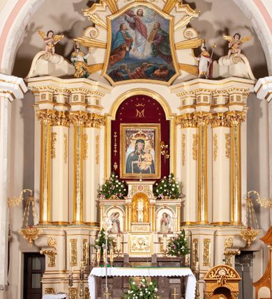 Zdjęcie nr 1: Ołtarz przyścienny, architektoniczny, jednoosiowy, jednokondygnacyjny ze zwieńczeniem. Mensa marmurowa, prostopadłościenna, brzegiem profilowana. Antepedium podzielone na trzy pola za pomocą wolutowych konsoli dekorowanych po bokach akantem, dźwigających imposty z płyciną i gwiazdą. W skrajnych osiach analogiczne konsole, ustawione ukośnie względem struktury mensy. W polu środkowym o metalowym froncie odlewany medalion z monogramem IHS ujętym w wieniec. W polach bocznych odlewane, złocone motywy kwiatowe. 

Nastawa ołtarzowa na wysokim, podwójnym cokole, ujęta ustawionymi naprzemiennie pod kątem dwiema parami filarów opiętych pilastrami oraz dwiema parami kolumn. Podpory o kapitelach kompozytowych. Kolumny wewnętrzne stoją na cokołach, a zewnętrzne podtrzymywane są przez konsole. Filary dźwigają wyłamane w ich partii belkowanie, przerwane nad polem środkowym z silnie wystającym, profilowanym gzymsem, kolumny zaś unoszą imposty. Na osi kolumn skrajnych przerwany wolutowy przyczółek  z pełnoplastycznymi, figurami siedzących aniołów. Na osi kolumn wewnętrznych figury  stojących świętych biskupów, po prawej św. Stanisław, a po lewej św. Wojciech. W polu ołtarza nisza w kształcie stojącego prostokąta zamkniętego łukiem półkolistym nadwieszonym, ujęta złoconą i profilowaną ramą. Wewnątrz mniejsza prostokątna płycina mieszcząca obraz Matki Boskiej z Dzieciątkiem (Matka Boska Makowska). Zwieńczenie o wklęsło-wypukłych formach ujęte spływami wolutowymi, zamknięte u góry profilowanym gzymsem o falistym zarysie. W polu obraz Przemienienia Pańskiego o kształcie stojącego prostokąta zamkniętego łukiem wklęsło-wypukłym, o ściętych dolnych narożach i lekko wklęsłych bokach, umieszczony na tle glorii promienistej. Powyżej, na osi srebrzona gołębica Ducha Świętego. Cokoły dekorowane płycinami ze stylizowanym, wolutowo skręconym akantem. Trzony pilastrów nałożoną, złoconą dekoracją utworzoną w winorośli. Fryz zdobiony kwadratowymi płycinami z rozetami. Struktura polichromowana na kolor jasnobeżowy z elementami zieleni; ornamentyka oraz detal architektoniczny złocone.