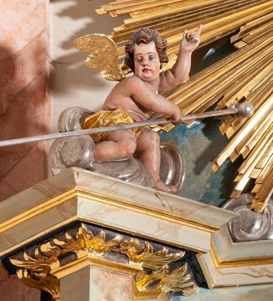 Zdjęcie nr 6: Ołtarz przyścienny, architektoniczny, jednoosiowy, jednokondygnacyjny ze zwieńczeniem. Mensa ołtarzowa skrzyniowa, prostopadłościenna z portatylem w formie kamiennej płytki. Antepedium współczesne, ujęte profilowaną ramą zdobioną żłobionym wałkiem, obite blachą miedzianą, na której odlewana, aplikowana dekoracja przedstawiająca w centrum Baranka Bożego w glorii promienistej z obłokami, po bokach dwie klęczące postacie kobiece, symbole ewangelistów oraz motywy kwiatowe. Tabernakulum w formie prostopadłościennej skrzynki, ustawione na cokole, zamknięte profilowanym gzymsem. Drzwiczki w kształcie stojącego prostokąta z malowanymi czterema scenami z życia Chrystusa. Narożniki obwiedzione złotymi listwami. Nastawa ołtarzowa umieszczona na podwójnym cokole, flankowana dwiema kolumnami, kanelowanymi od jednej czwartej wysokości o kapitelach kompozytowych, dźwigających pełne, wyłamane belkowanie oraz imposty ustawione pod kątem, na których znajduje się para puttów. Po zewnętrznej stronie kolumn cokoły z figurami św. Józefa z Dzieciątkiem po lewej i św. Anny z Marią po prawej. Pole środkowe w formie niszy w kształcie stojącego prostokąta o wciętych górnych narożach z pełnoplastyczną figurą Najświętszego Serca Jezusa. Zwieńczenie w formie promienistej glorii, z otoczonym obłokami medalionem w środku z gorejącym sercem. Cokoły figur i kolumn dekorowane płycinami z esowato wygiętym ornamentem roślinnym. Gzyms impostów zdobiony ornamentem roślinnym, w partii fryzu rzeźbiona uskrzydlona główka anielska. Rama w polu środkowym dekorowana płaskorzeźbionym ornamentem roślinnym. Struktura marmoryzowana w odcieniu różowo-błękitnym, detale architektoniczne polichromowane na niebiesko i czerwono, ornamentyka i profilowania pozłacane i posrebrzane.