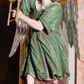 Zdjęcie nr 1: Rzeźba drążona, przedstawiająca anioła z arma Christi w dłoniach. Figura ustawiona frontalnie z prawą nogą wysuniętą do przodu, z głową skierowaną w lewą stronę. W uniesionych po swojej prawej stronie dłoniach trzyma drabinę i koronę cierniową. Twarz szeroka z wysokim czołem, prostym nosem, wzrokiem skierowanym w dół i delikatnie rozchylonymi ustami. Włosy długie, brązowe z przedziałkiem pośrodku, opadające na ramiona. Anioł ubrany jest w czerwoną, długą szatę spodnią, silnie drapowaną, odsłaniającą prawą nogę, na niej ma założoną zieloną tunikę z białym kołnierzykiem, a na stopach pomarańczowe, rzymskie sandały. Polichromia naturalistyczna, skrzydła posrebrzane i pozłacane, atrybuty złocone.

