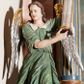Zdjęcie nr 1: Rzeźba pełnoplastyczna, drążona, przedstawiająca anioła z arma Christi w dłoniach. Figura ustawiona frontalnie z lewą nogą wysuniętą do przodu, z głową skierowaną w prawą stronę. W uniesionych po swojej lewej stronie dłoniach trzyma kolumnę biczowania. Twarz szeroka z wysokim czołem, prostym nosem, wzrokiem skierowanym w dół i delikatnie rozchylonymi ustami. Włosy długie, ciemnobrązowe z przedziałkiem pośrodku, opadające na ramiona.  Anioł jest ubrany w czerwoną, długą szatę spodnią, silnie drapowaną, na niej ma założoną zieloną tunikę z białym kołnierzykiem, na stopach pomarańczowe, rzymskie sandały. Kolumna ustawiona na bazie, trzon gładki, kapitel koryncki. Polichromia naturalistyczna, skrzydła posrebrzane i pozłacane.