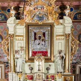 Zdjęcie nr 1: Nastawa ołtarzowa jednoosiowa, jednokondygnacyjna ze zwieńczeniem, na podwójnym cokole. W partii cokołu prostokątne płyciny, z których wewnętrzne są wypełnione wotami.  Mensa drewniana, wklęsło-wypukła. Kondygnacja nastawy ujęta szerokimi pilastrami o kapitelach zdobionych liśćmi akantu ustawionymi skośnie oraz stojącą przed nimi parą kolumn. Podpory dźwigają fragmenty pełnego belkowania wyłamanego na ich osiach; przerwanego nad polem środkowym. Kolumny podtrzymują przerwany przyczółek, na którym ustawiono fragmenty dekoracji rokokowej. Podpory ustawione zostały na profilowanych cokołach, po ich wewnętrznych stronach figury św. Piotra po lewej i św. Pawła po prawej stronie. W polu środkowym obraz z przedstawieniem Matki Boskiej Częstochowskiej w profilowanej ramie w kształcie stojącego prostokąta Nad nia kartusz z napisem „Regina Poloniae / ora pro nobis”. Kondygnacje ujmują uszaki z płomienistego rocaille’a.  Zwieńczenie tworzy rzeźbiarska grupa Trójcy świętej na obłokach, między którymi unoszą się uskrzydlone główki anielskie. Struktura polichromowana na kremowo, kolumny złocone, detale, profile i ornamenty złocone i srebrzone. 