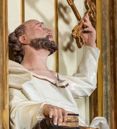 Zdjęcie nr 31: Nastawa ołtarzowa jednoosiowa, jednokondygnacyjna ze zwieńczeniem, na podwójnym cokole. W partii cokołu prostokątne płyciny, z których wewnętrzne są wypełnione wotami.  Mensa drewniana, wklęsło-wypukła. Kondygnacja nastawy ujęta szerokimi pilastrami o kapitelach zdobionych liśćmi akantu ustawionymi skośnie oraz stojącą przed nimi parą kolumn. Podpory dźwigają fragmenty pełnego belkowania wyłamanego na ich osiach; przerwanego nad polem środkowym. Kolumny podtrzymują przerwany przyczółek, na którym ustawiono fragmenty dekoracji rokokowej. Podpory ustawione zostały na profilowanych cokołach, po ich wewnętrznych stronach figury św. Piotra po lewej i św. Pawła po prawej stronie. W polu środkowym obraz z przedstawieniem Matki Boskiej Częstochowskiej w profilowanej ramie w kształcie stojącego prostokąta Nad nia kartusz z napisem „Regina Poloniae / ora pro nobis”. Kondygnacje ujmują uszaki z płomienistego rocaille’a.  Zwieńczenie tworzy rzeźbiarska grupa Trójcy świętej na obłokach, między którymi unoszą się uskrzydlone główki anielskie. Struktura polichromowana na kremowo, kolumny złocone, detale, profile i ornamenty złocone i srebrzone. 