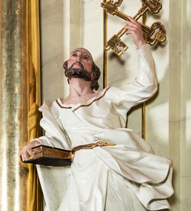 Zdjęcie nr 30: Nastawa ołtarzowa jednoosiowa, jednokondygnacyjna ze zwieńczeniem, na podwójnym cokole. W partii cokołu prostokątne płyciny, z których wewnętrzne są wypełnione wotami.  Mensa drewniana, wklęsło-wypukła. Kondygnacja nastawy ujęta szerokimi pilastrami o kapitelach zdobionych liśćmi akantu ustawionymi skośnie oraz stojącą przed nimi parą kolumn. Podpory dźwigają fragmenty pełnego belkowania wyłamanego na ich osiach; przerwanego nad polem środkowym. Kolumny podtrzymują przerwany przyczółek, na którym ustawiono fragmenty dekoracji rokokowej. Podpory ustawione zostały na profilowanych cokołach, po ich wewnętrznych stronach figury św. Piotra po lewej i św. Pawła po prawej stronie. W polu środkowym obraz z przedstawieniem Matki Boskiej Częstochowskiej w profilowanej ramie w kształcie stojącego prostokąta Nad nia kartusz z napisem „Regina Poloniae / ora pro nobis”. Kondygnacje ujmują uszaki z płomienistego rocaille’a.  Zwieńczenie tworzy rzeźbiarska grupa Trójcy świętej na obłokach, między którymi unoszą się uskrzydlone główki anielskie. Struktura polichromowana na kremowo, kolumny złocone, detale, profile i ornamenty złocone i srebrzone. 