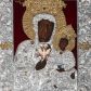 Zdjęcie nr 1: Obraz w kształcie stojącego prostokąta z przedstawieniem Matki Boskiej z Dzieciątkiem w typie Częstochowskiej, w srebrnej sukience odsłaniającej jedynie twarze i dłonie, otoczony szeroką bordiurą z repusowaną dekoracją floralną. Matka Boska ukazana frontalnie z Dzieciątkiem na lewym ręku, prawą rękę ma złożoną na piersi. Twarze o ciemnych karnacjach. Matka Boska delikatnie zwraca głowę w lewo, ma wzrok skierowany w dal, długi i wąski nos, na prawym policzku dwie blizny. Dzieciątko ukazane w pozycji siedzącej, z prawą rączką wzniesioną w geście błogosławieństwa, w lewej trzyma na kolanach zamkniętą księgę. Sukienki drewniane, płaszcz Matki Boskiej bogato dekorowany roślinną dekoracją. Wokół głów obu postaci złote, koliste nimby promieniste z nałożonymi, bardzo ozdobnymi, również złotymi koronami utworzonymi z ornamentu roślinnego dekorowanego kameryzacją. Sukienki obu postaci srebrne, również zdobione ornamentem roślinnym i kameryzacją, na dekolcie Marii aplikowany order Orła Białego. Tło obrazu stanowi ciemnoczerwona tkanina. Przedstawienie obwiedzione szerokim, metalowym pasem srebrnej dekoracji floralnej ze złoconymi plakietami w narożach i połowie wysokości każdego boku ramy. U góry zawieszono rząd orderów, po bokach serca wotywne, na dolnej krawędzi liczne sznury korali. 