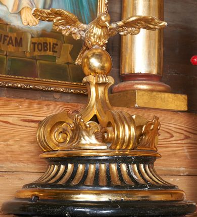 Zdjęcie nr 3: Podstawa utworzona z cylindrycznej dolnej i prostopadłościennej górnej części, z trzonem w typie gruszkowatym podtrzymującym czarę w formie spłaszczonej kuli z puklami. Pokrywa drewniana, w kształcie korony z czterema kabłąkami, zwieńczona kulą z gołębicą Ducha Świętego.