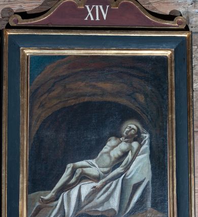 Zdjęcie nr 6: Obrazy w kształcie stojącego prostokąta z przedstawieniem Stacji Drogi Krzyżowej w profilowanych ramach, ujęte od góry i dołu uszami o fantazyjnym wykroju, zwieńczone krzyżykiem łacińskim. Sceny wielofiguralne, na większości kompozycji pośrodku ukazany Chrystus ubrany w długą, jasnobłękitną suknię oraz czerwony płaszcz, na głowie korona cierniowa. Twarz owalna, okolona krótkim zarostem i włosami opadającymi na ramiona. W tle sumaryczny, skalisty pejzaż z elementami architektury.