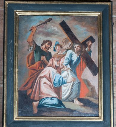 Zdjęcie nr 10: Obrazy w kształcie stojącego prostokąta z przedstawieniem Stacji Drogi Krzyżowej w profilowanych ramach, ujęte od góry i dołu uszami o fantazyjnym wykroju, zwieńczone krzyżykiem łacińskim. Sceny wielofiguralne, na większości kompozycji pośrodku ukazany Chrystus ubrany w długą, jasnobłękitną suknię oraz czerwony płaszcz, na głowie korona cierniowa. Twarz owalna, okolona krótkim zarostem i włosami opadającymi na ramiona. W tle sumaryczny, skalisty pejzaż z elementami architektury.