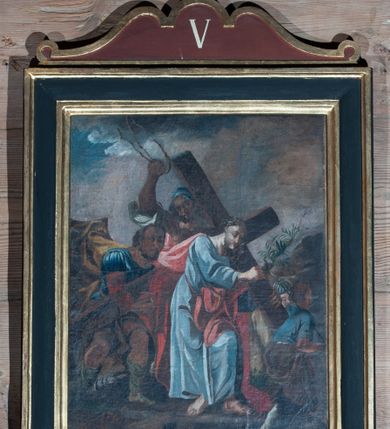 Zdjęcie nr 9: Obrazy w kształcie stojącego prostokąta z przedstawieniem Stacji Drogi Krzyżowej w profilowanych ramach, ujęte od góry i dołu uszami o fantazyjnym wykroju, zwieńczone krzyżykiem łacińskim. Sceny wielofiguralne, na większości kompozycji pośrodku ukazany Chrystus ubrany w długą, jasnobłękitną suknię oraz czerwony płaszcz, na głowie korona cierniowa. Twarz owalna, okolona krótkim zarostem i włosami opadającymi na ramiona. W tle sumaryczny, skalisty pejzaż z elementami architektury.