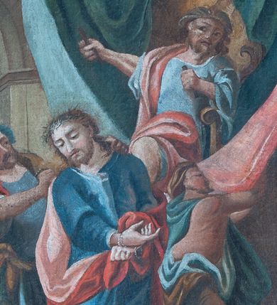 Zdjęcie nr 1: Obrazy w kształcie stojącego prostokąta z przedstawieniem Stacji Drogi Krzyżowej w profilowanych ramach, ujęte od góry i dołu uszami o fantazyjnym wykroju, zwieńczone krzyżykiem łacińskim. Sceny wielofiguralne, na większości kompozycji pośrodku ukazany Chrystus ubrany w długą, jasnobłękitną suknię oraz czerwony płaszcz, na głowie korona cierniowa. Twarz owalna, okolona krótkim zarostem i włosami opadającymi na ramiona. W tle sumaryczny, skalisty pejzaż z elementami architektury.