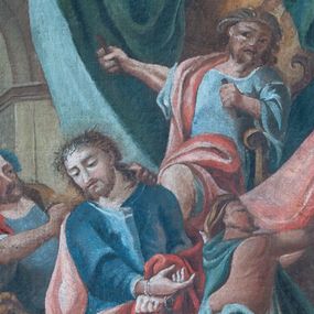 Zdjęcie nr 1: Obrazy w kształcie stojącego prostokąta z przedstawieniem Stacji Drogi Krzyżowej w profilowanych ramach, ujęte od góry i dołu uszami o fantazyjnym wykroju, zwieńczone krzyżykiem łacińskim. Sceny wielofiguralne, na większości kompozycji pośrodku ukazany Chrystus ubrany w długą, jasnobłękitną suknię oraz czerwony płaszcz, na głowie korona cierniowa. Twarz owalna, okolona krótkim zarostem i włosami opadającymi na ramiona. W tle sumaryczny, skalisty pejzaż z elementami architektury.