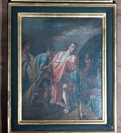 Zdjęcie nr 14: Obrazy w kształcie stojącego prostokąta z przedstawieniem Stacji Drogi Krzyżowej w profilowanych ramach, ujęte od góry i dołu uszami o fantazyjnym wykroju, zwieńczone krzyżykiem łacińskim. Sceny wielofiguralne, na większości kompozycji pośrodku ukazany Chrystus ubrany w długą, jasnobłękitną suknię oraz czerwony płaszcz, na głowie korona cierniowa. Twarz owalna, okolona krótkim zarostem i włosami opadającymi na ramiona. W tle sumaryczny, skalisty pejzaż z elementami architektury.