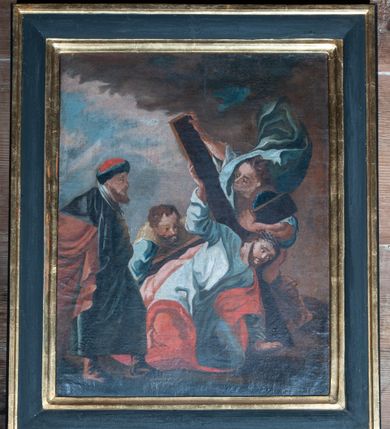 Zdjęcie nr 11: Obrazy w kształcie stojącego prostokąta z przedstawieniem Stacji Drogi Krzyżowej w profilowanych ramach, ujęte od góry i dołu uszami o fantazyjnym wykroju, zwieńczone krzyżykiem łacińskim. Sceny wielofiguralne, na większości kompozycji pośrodku ukazany Chrystus ubrany w długą, jasnobłękitną suknię oraz czerwony płaszcz, na głowie korona cierniowa. Twarz owalna, okolona krótkim zarostem i włosami opadającymi na ramiona. W tle sumaryczny, skalisty pejzaż z elementami architektury.