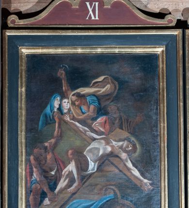 Zdjęcie nr 3: Obrazy w kształcie stojącego prostokąta z przedstawieniem Stacji Drogi Krzyżowej w profilowanych ramach, ujęte od góry i dołu uszami o fantazyjnym wykroju, zwieńczone krzyżykiem łacińskim. Sceny wielofiguralne, na większości kompozycji pośrodku ukazany Chrystus ubrany w długą, jasnobłękitną suknię oraz czerwony płaszcz, na głowie korona cierniowa. Twarz owalna, okolona krótkim zarostem i włosami opadającymi na ramiona. W tle sumaryczny, skalisty pejzaż z elementami architektury.