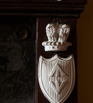 Zdjęcie nr 7: Wmurowany w ścianę kościoła nagrobek, na wysokim postumencie, z tablicą w kształcie leżącego prostokąta z czterema metalowymi ćwiekami w kształcie rozet, w szerokiej ramie z stiukowymi herbami Nowina i Bogoria na bokach i profilowanym gzymsem z czterema stiukowymi rozetami. Ponad gzymsem ukazana z prawego profilu klęcząca i wsparta na urnie kobieta, ubrana w togę i płaszcz zarzucony na głowę, plecy i częściowo zakrywający urnę, na której kobieta wspiera ręce i głowę. Twarz pełna, o delikatnych rysach i zamkniętych oczach. Włosy sięgające ramion, o gęstych, kręconych puklach. Urna w typie amfory greckiej zdobiona dołem szerokimi liśćmi i pięciopłatkowymi kwiatami, górą fryzem z liśćmi akantu. Na tablicy inskrypcja: &quot;D(eo) O(ptimo) M(aximo) / Józefowi i Teressie Skotnickich / KONOPKOM. / Łowczym Sanockim / Rodzicom Dobrodziejom Naszym. / Teressie w dniu 15. Grudnia 1801. a Józefowi / d(nia) 27. Września 1811. R(oku) zmarłym / Pomnik kładziemy&quot;. 