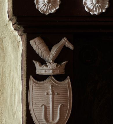 Zdjęcie nr 8: Wmurowany w ścianę kościoła nagrobek, na wysokim postumencie, z tablicą w kształcie leżącego prostokąta z czterema metalowymi ćwiekami w kształcie rozet, w szerokiej ramie z stiukowymi herbami Nowina i Bogoria na bokach i profilowanym gzymsem z czterema stiukowymi rozetami. Ponad gzymsem ukazana z prawego profilu klęcząca i wsparta na urnie kobieta, ubrana w togę i płaszcz zarzucony na głowę, plecy i częściowo zakrywający urnę, na której kobieta wspiera ręce i głowę. Twarz pełna, o delikatnych rysach i zamkniętych oczach. Włosy sięgające ramion, o gęstych, kręconych puklach. Urna w typie amfory greckiej zdobiona dołem szerokimi liśćmi i pięciopłatkowymi kwiatami, górą fryzem z liśćmi akantu. Na tablicy inskrypcja: "D(eo) O(ptimo) M(aximo) / Józefowi i Teressie Skotnickich / KONOPKOM. / Łowczym Sanockim / Rodzicom Dobrodziejom Naszym. / Teressie w dniu 15. Grudnia 1801. a Józefowi / d(nia) 27. Września 1811. R(oku) zmarłym / Pomnik kładziemy". 