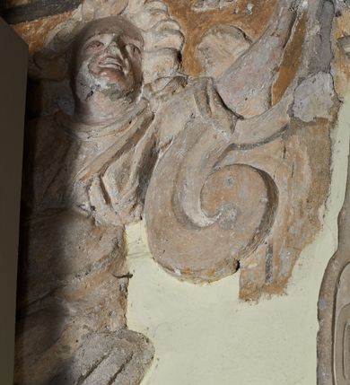 Zdjęcie nr 4: Tablica w kształcie stojącego prostokąta, w ozdobnej, uszatej ramie, podtrzymywana po bokach przez dwie, płaskorzeźbione postacie, zwieńczona kartuszem z herbami: Dołęga, Śreniawa i Radwan. W polu marmurowa prostokątna płyta z majuskułową inskrypcją w języku polskim, częściowo nieczytelną: BÓG W TRÓJCY JEDYNEMU NASWIETSZY PANNIE / MIESZKANCZOM WSZYSTKIM NIEBA TAKŻE S. ANNIE / NA CZESC I CHWALE (...) ZBUDOWAĆ KAZAŁ  / KATARZINA KUCHARsKA CHCĄC BY SIĘ TU CHWAŁA / PAŃSKA SZERZEŁA ZAWSZE PÓKI LUDZKIE PLEMIĘ  / OSIADAĆ BĘDZIE (...) WSZYSTKO RODNĄ ZIEMIĘ  / A TY CZO WLADASZ WSZYSTKIMMNIE SPOTOMSTWEM MOIM / WRODZONA KATARZINA SPRZIBYSŁAWIC / KUCHARZSKA VRODZONEGO STANISŁAWA KUCHARSKIEGO SKUCHAR ZWOIEWODZTWA / PŁOCKIEGO POZOSTAWIŁA MAŁŻONKA SKTÓRYM / SPŁODZIEŁA SYNOW WRODZONYCH JANA PIOTRA JACKA / NA CZEŚĆ I NA CHWAŁE PANU BOGU WSZECHMOGĄCEMU / NAJWIĘTSZEJ PANNIE MARYIEI I S. ANNIE PATRONCE TEJ (...) Z GRUNTU ZMUROWACZ DAŁA / FUNDOWAŁA CHCĄC ABY JEJ CIAŁO NAMILSZEGO / MAŁŻONKA IJ POTOMKÓW (...) DNIA OSTATNIEGO OCZEKIWAŁO / ROKU PAŃSKIEGO 1622.