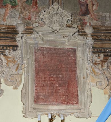 Zdjęcie nr 2: Tablica w kształcie stojącego prostokąta, w ozdobnej, uszatej ramie, podtrzymywana po bokach przez dwie, płaskorzeźbione postacie, zwieńczona kartuszem z herbami: Dołęga, Śreniawa i Radwan. W polu marmurowa prostokątna płyta z majuskułową inskrypcją w języku polskim, częściowo nieczytelną: BÓG W TRÓJCY JEDYNEMU NASWIETSZY PANNIE / MIESZKANCZOM WSZYSTKIM NIEBA TAKŻE S. ANNIE / NA CZESC I CHWALE (...) ZBUDOWAĆ KAZAŁ  / KATARZINA KUCHARsKA CHCĄC BY SIĘ TU CHWAŁA / PAŃSKA SZERZEŁA ZAWSZE PÓKI LUDZKIE PLEMIĘ  / OSIADAĆ BĘDZIE (...) WSZYSTKO RODNĄ ZIEMIĘ  / A TY CZO WLADASZ WSZYSTKIMMNIE SPOTOMSTWEM MOIM / WRODZONA KATARZINA SPRZIBYSŁAWIC / KUCHARZSKA VRODZONEGO STANISŁAWA KUCHARSKIEGO SKUCHAR ZWOIEWODZTWA / PŁOCKIEGO POZOSTAWIŁA MAŁŻONKA SKTÓRYM / SPŁODZIEŁA SYNOW WRODZONYCH JANA PIOTRA JACKA / NA CZEŚĆ I NA CHWAŁE PANU BOGU WSZECHMOGĄCEMU / NAJWIĘTSZEJ PANNIE MARYIEI I S. ANNIE PATRONCE TEJ (...) Z GRUNTU ZMUROWACZ DAŁA / FUNDOWAŁA CHCĄC ABY JEJ CIAŁO NAMILSZEGO / MAŁŻONKA IJ POTOMKÓW (...) DNIA OSTATNIEGO OCZEKIWAŁO / ROKU PAŃSKIEGO 1622.
