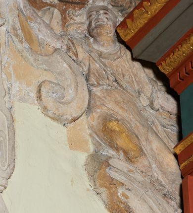 Zdjęcie nr 5: Tablica w kształcie stojącego prostokąta, w ozdobnej, uszatej ramie, podtrzymywana po bokach przez dwie, płaskorzeźbione postacie, zwieńczona kartuszem z herbami: Dołęga, Śreniawa i Radwan. W polu marmurowa prostokątna płyta z majuskułową inskrypcją w języku polskim, częściowo nieczytelną: BÓG W TRÓJCY JEDYNEMU NASWIETSZY PANNIE / MIESZKANCZOM WSZYSTKIM NIEBA TAKŻE S. ANNIE / NA CZESC I CHWALE (...) ZBUDOWAĆ KAZAŁ  / KATARZINA KUCHARsKA CHCĄC BY SIĘ TU CHWAŁA / PAŃSKA SZERZEŁA ZAWSZE PÓKI LUDZKIE PLEMIĘ  / OSIADAĆ BĘDZIE (...) WSZYSTKO RODNĄ ZIEMIĘ  / A TY CZO WLADASZ WSZYSTKIMMNIE SPOTOMSTWEM MOIM / WRODZONA KATARZINA SPRZIBYSŁAWIC / KUCHARZSKA VRODZONEGO STANISŁAWA KUCHARSKIEGO SKUCHAR ZWOIEWODZTWA / PŁOCKIEGO POZOSTAWIŁA MAŁŻONKA SKTÓRYM / SPŁODZIEŁA SYNOW WRODZONYCH JANA PIOTRA JACKA / NA CZEŚĆ I NA CHWAŁE PANU BOGU WSZECHMOGĄCEMU / NAJWIĘTSZEJ PANNIE MARYIEI I S. ANNIE PATRONCE TEJ (...) Z GRUNTU ZMUROWACZ DAŁA / FUNDOWAŁA CHCĄC ABY JEJ CIAŁO NAMILSZEGO / MAŁŻONKA IJ POTOMKÓW (...) DNIA OSTATNIEGO OCZEKIWAŁO / ROKU PAŃSKIEGO 1622.