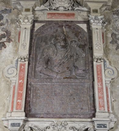 Zdjęcie nr 1: Epitafium w oprawie architektonicznej w formie aedikuli z płaskorzeźbioną półpostacią zmarłego oraz tablicą z inskrypcją; ujęte zdwojonymi pilastrami o kapitelach korynckich; trzony do połowy wysokości dekorowane płycinami, powyżej festonami i chwostami. Podpory dźwigają imposty zakończone cokołami z kulami. Zewnętrzne pilastry z wolutą w połowie wysokości. U spodu dwie woluty dekorowane perełkowaniem i kwiatami z szyszką w formie cokołu z kulą. Ponad niszą płyta ujęta wolutami. Całość zwieńczona kartuszem z herbem Odrowąż (?) flankowanym wolutami z labrami w postaci bujnej dekoracji roślinnej oraz płaskorzeźbiona figurą Chrystusa Zmartwychwstałego. O MORS CIELDELLIS? NVLLUM EST LIBIDIMINE DIGNA / NAM NVLLI PARCIT NVLLAQ(VE) DONA IVVANT.