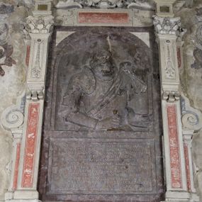 Zdjęcie nr 1: Epitafium w oprawie architektonicznej w formie aedikuli z płaskorzeźbioną półpostacią zmarłego oraz tablicą z inskrypcją; ujęte zdwojonymi pilastrami o kapitelach korynckich; trzony do połowy wysokości dekorowane płycinami, powyżej festonami i chwostami. Podpory dźwigają imposty zakończone cokołami z kulami. Zewnętrzne pilastry z wolutą w połowie wysokości. U spodu dwie woluty dekorowane perełkowaniem i kwiatami z szyszką w formie cokołu z kulą. Ponad niszą płyta ujęta wolutami. Całość zwieńczona kartuszem z herbem Odrowąż (?) flankowanym wolutami z labrami w postaci bujnej dekoracji roślinnej oraz płaskorzeźbiona figurą Chrystusa Zmartwychwstałego. O MORS CIELDELLIS? NVLLUM EST LIBIDIMINE DIGNA / NAM NVLLI PARCIT NVLLAQ(VE) DONA IVVANT.