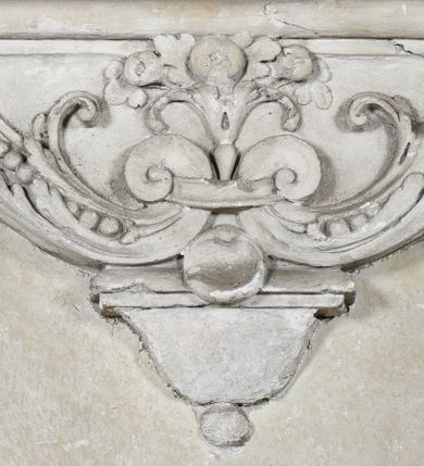 Zdjęcie nr 8: Epitafium w oprawie architektonicznej w formie aedikuli z płaskorzeźbioną półpostacią zmarłego oraz tablicą z inskrypcją; ujęte zdwojonymi pilastrami o kapitelach korynckich; trzony do połowy wysokości dekorowane płycinami, powyżej festonami i chwostami. Podpory dźwigają imposty zakończone cokołami z kulami. Zewnętrzne pilastry z wolutą w połowie wysokości. U spodu dwie woluty dekorowane perełkowaniem i kwiatami z szyszką w formie cokołu z kulą. Ponad niszą płyta ujęta wolutami. Całość zwieńczona kartuszem z herbem Odrowąż (?) flankowanym wolutami z labrami w postaci bujnej dekoracji roślinnej oraz płaskorzeźbiona figurą Chrystusa Zmartwychwstałego. O MORS CIELDELLIS? NVLLUM EST LIBIDIMINE DIGNA / NAM NVLLI PARCIT NVLLAQ(VE) DONA IVVANT.