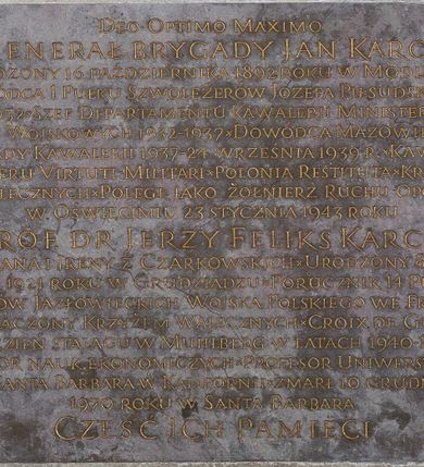 Zdjęcie nr 19: Epitafium w oprawie architektonicznej w formie aedikuli z płaskorzeźbioną półpostacią zmarłego oraz tablicą z inskrypcją; ujęte zdwojonymi pilastrami o kapitelach korynckich; trzony do połowy wysokości dekorowane płycinami, powyżej festonami i chwostami. Podpory dźwigają imposty zakończone cokołami z kulami. Zewnętrzne pilastry z wolutą w połowie wysokości. U spodu dwie woluty dekorowane perełkowaniem i kwiatami z szyszką w formie cokołu z kulą. Ponad niszą płyta ujęta wolutami. Całość zwieńczona kartuszem z herbem Odrowąż (?) flankowanym wolutami z labrami w postaci bujnej dekoracji roślinnej oraz płaskorzeźbiona figurą Chrystusa Zmartwychwstałego. O MORS CIELDELLIS? NVLLUM EST LIBIDIMINE DIGNA / NAM NVLLI PARCIT NVLLAQ(VE) DONA IVVANT.