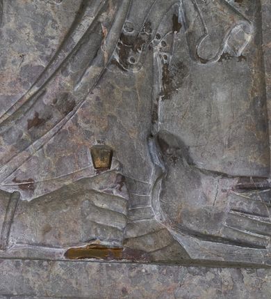 Zdjęcie nr 18: Epitafium w oprawie architektonicznej w formie aedikuli z płaskorzeźbioną półpostacią zmarłego oraz tablicą z inskrypcją; ujęte zdwojonymi pilastrami o kapitelach korynckich; trzony do połowy wysokości dekorowane płycinami, powyżej festonami i chwostami. Podpory dźwigają imposty zakończone cokołami z kulami. Zewnętrzne pilastry z wolutą w połowie wysokości. U spodu dwie woluty dekorowane perełkowaniem i kwiatami z szyszką w formie cokołu z kulą. Ponad niszą płyta ujęta wolutami. Całość zwieńczona kartuszem z herbem Odrowąż (?) flankowanym wolutami z labrami w postaci bujnej dekoracji roślinnej oraz płaskorzeźbiona figurą Chrystusa Zmartwychwstałego. O MORS CIELDELLIS? NVLLUM EST LIBIDIMINE DIGNA / NAM NVLLI PARCIT NVLLAQ(VE) DONA IVVANT.