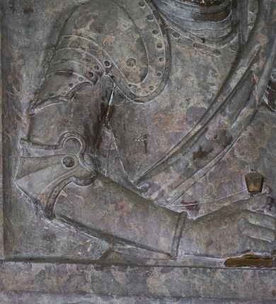 Zdjęcie nr 17: Epitafium w oprawie architektonicznej w formie aedikuli z płaskorzeźbioną półpostacią zmarłego oraz tablicą z inskrypcją; ujęte zdwojonymi pilastrami o kapitelach korynckich; trzony do połowy wysokości dekorowane płycinami, powyżej festonami i chwostami. Podpory dźwigają imposty zakończone cokołami z kulami. Zewnętrzne pilastry z wolutą w połowie wysokości. U spodu dwie woluty dekorowane perełkowaniem i kwiatami z szyszką w formie cokołu z kulą. Ponad niszą płyta ujęta wolutami. Całość zwieńczona kartuszem z herbem Odrowąż (?) flankowanym wolutami z labrami w postaci bujnej dekoracji roślinnej oraz płaskorzeźbiona figurą Chrystusa Zmartwychwstałego. O MORS CIELDELLIS? NVLLUM EST LIBIDIMINE DIGNA / NAM NVLLI PARCIT NVLLAQ(VE) DONA IVVANT.