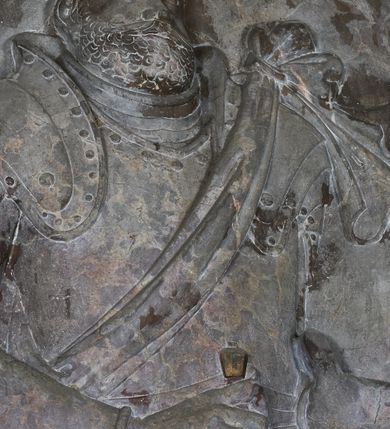 Zdjęcie nr 16: Epitafium w oprawie architektonicznej w formie aedikuli z płaskorzeźbioną półpostacią zmarłego oraz tablicą z inskrypcją; ujęte zdwojonymi pilastrami o kapitelach korynckich; trzony do połowy wysokości dekorowane płycinami, powyżej festonami i chwostami. Podpory dźwigają imposty zakończone cokołami z kulami. Zewnętrzne pilastry z wolutą w połowie wysokości. U spodu dwie woluty dekorowane perełkowaniem i kwiatami z szyszką w formie cokołu z kulą. Ponad niszą płyta ujęta wolutami. Całość zwieńczona kartuszem z herbem Odrowąż (?) flankowanym wolutami z labrami w postaci bujnej dekoracji roślinnej oraz płaskorzeźbiona figurą Chrystusa Zmartwychwstałego. O MORS CIELDELLIS? NVLLUM EST LIBIDIMINE DIGNA / NAM NVLLI PARCIT NVLLAQ(VE) DONA IVVANT.