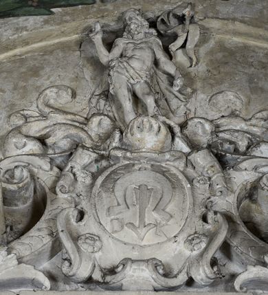 Zdjęcie nr 7: Epitafium w oprawie architektonicznej w formie aedikuli z płaskorzeźbioną półpostacią zmarłego oraz tablicą z inskrypcją; ujęte zdwojonymi pilastrami o kapitelach korynckich; trzony do połowy wysokości dekorowane płycinami, powyżej festonami i chwostami. Podpory dźwigają imposty zakończone cokołami z kulami. Zewnętrzne pilastry z wolutą w połowie wysokości. U spodu dwie woluty dekorowane perełkowaniem i kwiatami z szyszką w formie cokołu z kulą. Ponad niszą płyta ujęta wolutami. Całość zwieńczona kartuszem z herbem Odrowąż (?) flankowanym wolutami z labrami w postaci bujnej dekoracji roślinnej oraz płaskorzeźbiona figurą Chrystusa Zmartwychwstałego. O MORS CIELDELLIS? NVLLUM EST LIBIDIMINE DIGNA / NAM NVLLI PARCIT NVLLAQ(VE) DONA IVVANT.