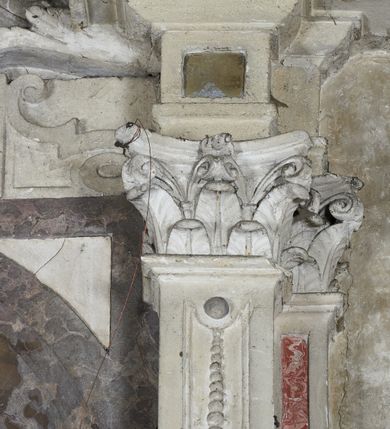 Zdjęcie nr 9: Epitafium w oprawie architektonicznej w formie aedikuli z płaskorzeźbioną półpostacią zmarłego oraz tablicą z inskrypcją; ujęte zdwojonymi pilastrami o kapitelach korynckich; trzony do połowy wysokości dekorowane płycinami, powyżej festonami i chwostami. Podpory dźwigają imposty zakończone cokołami z kulami. Zewnętrzne pilastry z wolutą w połowie wysokości. U spodu dwie woluty dekorowane perełkowaniem i kwiatami z szyszką w formie cokołu z kulą. Ponad niszą płyta ujęta wolutami. Całość zwieńczona kartuszem z herbem Odrowąż (?) flankowanym wolutami z labrami w postaci bujnej dekoracji roślinnej oraz płaskorzeźbiona figurą Chrystusa Zmartwychwstałego. O MORS CIELDELLIS? NVLLUM EST LIBIDIMINE DIGNA / NAM NVLLI PARCIT NVLLAQ(VE) DONA IVVANT.