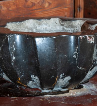 Zdjęcie nr 1: Kropielnica na rzucie owalu, w kształcie głębokiej, półkulistej misy o ściankach zdobionych wgłębnymi puklami.