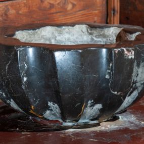 Zdjęcie nr 1: Kropielnica na rzucie owalu, w kształcie głębokiej, półkulistej misy o ściankach zdobionych wgłębnymi puklami.