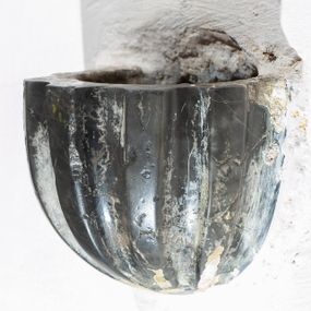 Zdjęcie nr 1: Kropielnica na rzucie owalu, w kształcie głębokiej misy o puklowanych ściankach.