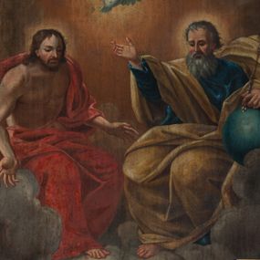 Zdjęcie nr 1: Obraz w kształcie stojącego prostokąta o narożach wyciętych w kwadrat, z przedstawieniem Trójcy Świętej na tle obłoków. Po prawej stronie kompozycji siedzi na obłoku Bóg Ojciec, zwrócony en troi quarts w prawo, z lewą ręką wspartą na globie ziemskim, prawą uniesiona ku górze. Ubrany w długą niebieską suknię i złoty płaszcz otulający całą postać. Twarz okala siwa, bujna broda i siwe włosy; nos długi i wąski, wzrok skierowany w dół. Po lewej stronie obrazu Chrystus zwrócony en trois quarts w lewo, w pozycji siedzącej, z obnażonym torsem i zarzuconym na lewe ramię, plecy oraz nogi purpurowym płaszczem. Włosy ciemnobrązowe, krótkie; twarz o jasnej karnacji. Nad nimi, w zwieńczeniu, unosi się Gołębica Ducha Świętego.