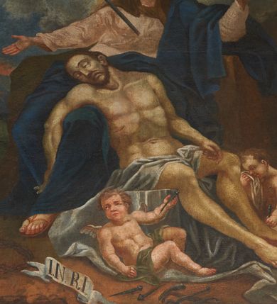 Zdjęcie nr 2: Obraz w kształcie prostokąta stojącego z przedstawieniem Piety. W centrum kompozycji Matka Boska ze zmarłym Chrystusem złożonym na jej kolanach. Maria ukazana en face, w pozycji siedzącej, z rozłożonymi szeroko rękoma, z mieczem wbitym w pierś. Głowa lekko skierowana w prawo i ku górze. Ubrana w długą, jasnoróżową suknię z długimi rękawami, granatowy płaszcz przewieszony przez lewe ramię i otulający jej nogi oraz brązowy welon na głowie. Twarz owalna z szerokim, długim nosem, małymi i drobnymi ustami oraz dużymi oczami skierowanym ku górze. Na jej kolanach złożone martwe ciało Chrystusa. Chrystus zwrócony en trois quarts w lewo, z prawą ręką przełożoną przez kolano Marii, a lewą ułożoną na lewym udzie. Głowę ma przechyloną na prawe ramię, z zastygłym wyrazem bólu, oczy zamknięte, usta lekko rozchylone, długi i szeroki nos. Twarz okala krótko przystrzyżona, ciemnobrązowa broda. Chrystus przewiązany w pasie szarym perizonium, którego końce w obfitych fałdach spływają na ziemię. Po obu stronach Chrystusa dwa aniołki trzymają w rękach gwoździe. Aniołek po prawej stronie obrazu, ukazany z lewego profilu, w pozycji klęczącej, prawą ręką ociera łzy, a w lewej trzyma gwóźdź. Aniołek po lewej stronie zwrócony jest en trois quarts w lewo, ukazany w pozycji półleżącej, z gwoździem unoszonym w lewym ręku, głową skierowaną w prawo. W dolnej partii obrazu rozrzucone Narzędzia Męki Pańskiej: korona cierniowa, titulus z literami I.N.R.I., gwoździe, młotek i obcęgi. Całość ukazana na tle dużego, prostego krzyża w kolorze brązowym. W górnej części obrazu ukazane zostały aniołki z Arma Christii oraz główki anielskie pośród obłoków.
