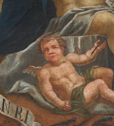 Zdjęcie nr 9: Obraz w kształcie prostokąta stojącego z przedstawieniem Piety. W centrum kompozycji Matka Boska ze zmarłym Chrystusem złożonym na jej kolanach. Maria ukazana en face, w pozycji siedzącej, z rozłożonymi szeroko rękoma, z mieczem wbitym w pierś. Głowa lekko skierowana w prawo i ku górze. Ubrana w długą, jasnoróżową suknię z długimi rękawami, granatowy płaszcz przewieszony przez lewe ramię i otulający jej nogi oraz brązowy welon na głowie. Twarz owalna z szerokim, długim nosem, małymi i drobnymi ustami oraz dużymi oczami skierowanym ku górze. Na jej kolanach złożone martwe ciało Chrystusa. Chrystus zwrócony en trois quarts w lewo, z prawą ręką przełożoną przez kolano Marii, a lewą ułożoną na lewym udzie. Głowę ma przechyloną na prawe ramię, z zastygłym wyrazem bólu, oczy zamknięte, usta lekko rozchylone, długi i szeroki nos. Twarz okala krótko przystrzyżona, ciemnobrązowa broda. Chrystus przewiązany w pasie szarym perizonium, którego końce w obfitych fałdach spływają na ziemię. Po obu stronach Chrystusa dwa aniołki trzymają w rękach gwoździe. Aniołek po prawej stronie obrazu, ukazany z lewego profilu, w pozycji klęczącej, prawą ręką ociera łzy, a w lewej trzyma gwóźdź. Aniołek po lewej stronie zwrócony jest en trois quarts w lewo, ukazany w pozycji półleżącej, z gwoździem unoszonym w lewym ręku, głową skierowaną w prawo. W dolnej partii obrazu rozrzucone Narzędzia Męki Pańskiej: korona cierniowa, titulus z literami I.N.R.I., gwoździe, młotek i obcęgi. Całość ukazana na tle dużego, prostego krzyża w kolorze brązowym. W górnej części obrazu ukazane zostały aniołki z Arma Christii oraz główki anielskie pośród obłoków.