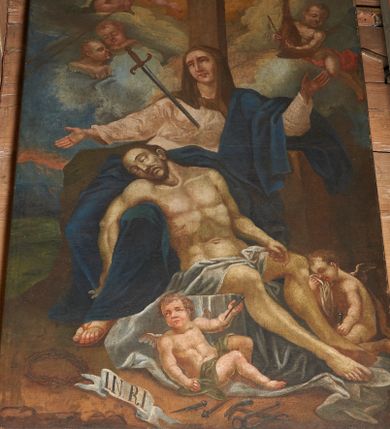 Zdjęcie nr 1: Obraz w kształcie prostokąta stojącego z przedstawieniem Piety. W centrum kompozycji Matka Boska ze zmarłym Chrystusem złożonym na jej kolanach. Maria ukazana en face, w pozycji siedzącej, z rozłożonymi szeroko rękoma, z mieczem wbitym w pierś. Głowa lekko skierowana w prawo i ku górze. Ubrana w długą, jasnoróżową suknię z długimi rękawami, granatowy płaszcz przewieszony przez lewe ramię i otulający jej nogi oraz brązowy welon na głowie. Twarz owalna z szerokim, długim nosem, małymi i drobnymi ustami oraz dużymi oczami skierowanym ku górze. Na jej kolanach złożone martwe ciało Chrystusa. Chrystus zwrócony en trois quarts w lewo, z prawą ręką przełożoną przez kolano Marii, a lewą ułożoną na lewym udzie. Głowę ma przechyloną na prawe ramię, z zastygłym wyrazem bólu, oczy zamknięte, usta lekko rozchylone, długi i szeroki nos. Twarz okala krótko przystrzyżona, ciemnobrązowa broda. Chrystus przewiązany w pasie szarym perizonium, którego końce w obfitych fałdach spływają na ziemię. Po obu stronach Chrystusa dwa aniołki trzymają w rękach gwoździe. Aniołek po prawej stronie obrazu, ukazany z lewego profilu, w pozycji klęczącej, prawą ręką ociera łzy, a w lewej trzyma gwóźdź. Aniołek po lewej stronie zwrócony jest en trois quarts w lewo, ukazany w pozycji półleżącej, z gwoździem unoszonym w lewym ręku, głową skierowaną w prawo. W dolnej partii obrazu rozrzucone Narzędzia Męki Pańskiej: korona cierniowa, titulus z literami I.N.R.I., gwoździe, młotek i obcęgi. Całość ukazana na tle dużego, prostego krzyża w kolorze brązowym. W górnej części obrazu ukazane zostały aniołki z Arma Christii oraz główki anielskie pośród obłoków.